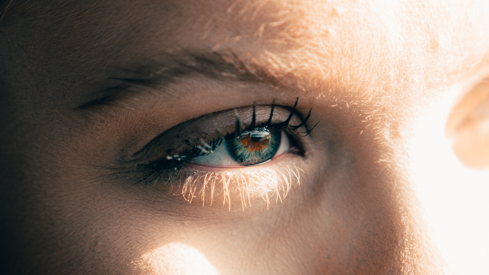 Apoie a lente na ponta do dedo indicador para posicioná-la corretamente